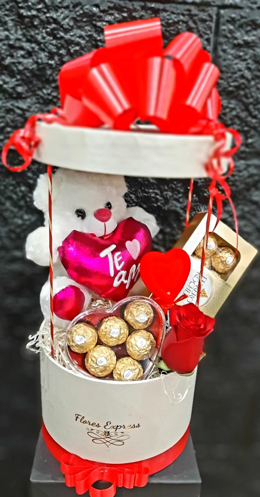 Envio y venta de flores ,rosas, plantas,arreglos florales ,regalos y desayunos a domicilio con delivery gratis en la Ciudad Autonoma de Buenos Aires y con costo de env�o en localidades del Gran Buenos Aires asi como delivery de flores y plantas a trav�s de florerias asociadas en todas las provincias de la Argentina, Buenos Aires, la Pampa, Tucuman, La Rioja, R�o Negro, Entre Rios, Corrientes, Misiones, Neuquen, Chubut, Tierra del Fuego, Santa Cruz, San Luis, Mendoza, Cordoba, Jujuy, Formosa, Santiago del Estero, Salta, Chaco, Catamarca ,San Juan, y ademas realizamos el delivery de flores ,coronas,palmas , plantas y regalos a todas las ciudades de Argentina, Mar del Plata, C�rdoba, Buenos Aires, con cargo en Santa Rosa, La Plata, Bella Vista, Neuquen, Pilar, Paran�, Posadas, Resistencia, Cipolleti y mas de 300 ciudades y localidades en todo el territorio de nuestro pa�s, asi como tambien tenemos la posibilidad de enviar flores a casi todo el mundo en cuestion de horas